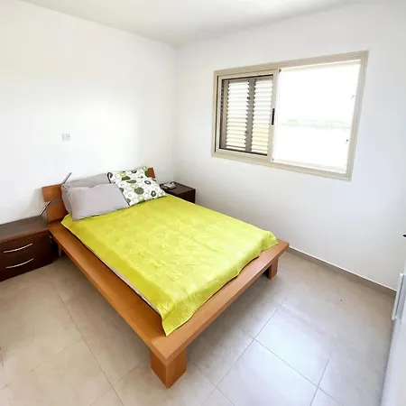 2bedrooms Next To The דירה *